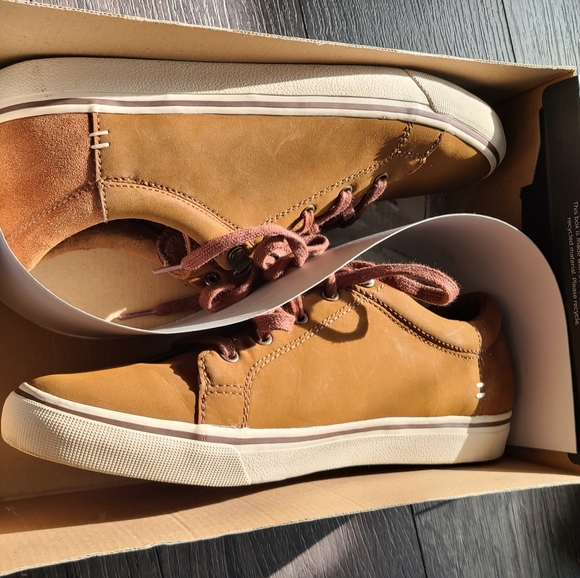 UGG Men Shoe - Picture 2 of 3